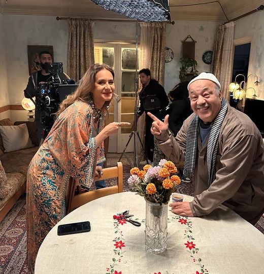 نيللي كريم وحجاج عبد العظيم في كواليس مسلسل فراولة - رمضان 2024
