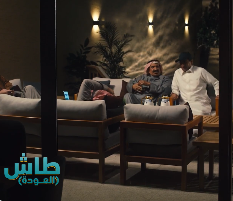 ناصر القصبي يحاول حل أزمة جوال في الحلقة 14 من طاش العودة،، لقطة شاشة