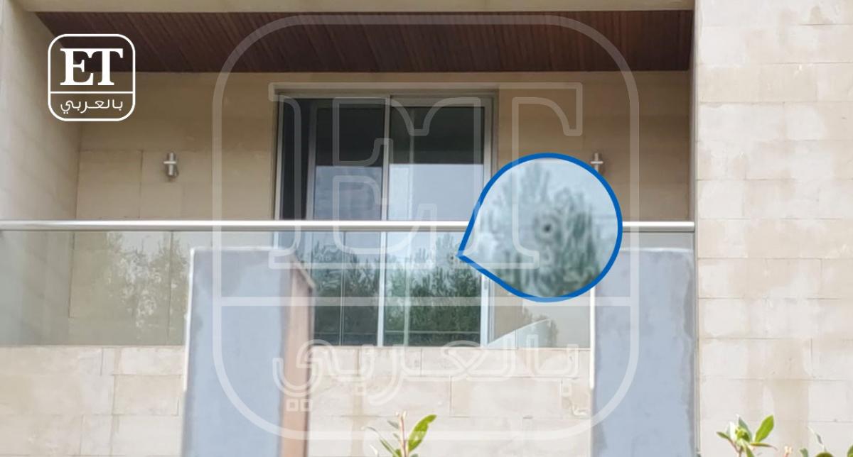 صورة من احدى أبواب منزل ⁧‫#نانسي_عجرم‬⁩ و يظهر آثار طلق ناري
