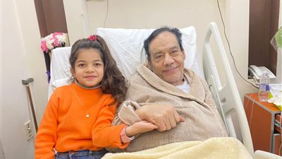 حلمي بكر مع إبنته الوحيدة ريهام في المستشفى - غوغل