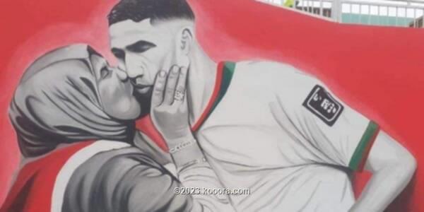 صورة أشرف حكيمي الشهيرة مع والدته في مونديال قطر خلال تكريمه - تويتر
