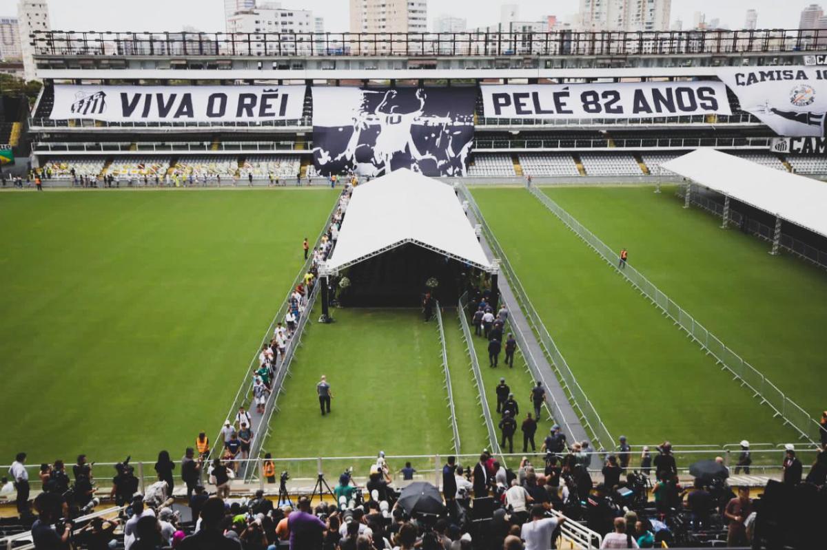 ملعب سانتوس حيث تلقي الجماهير البرازيلية النظرة الأخيرة على بيليه - تويتر