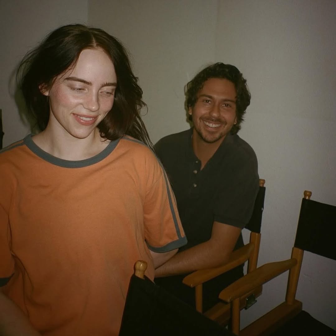 بيلي إيليش - Billie Eilish - نات وولف - Nat Wolff - قبلة بيلي إيليش - علاقة بيلي إيليش ونات وولف - قبلة في إيطاليا - صور بيلي إيليش في البندقية - شائعات بيلي إيليش - iHeart Music Video Awards - Chihiro Music Video - Hit Me Hard and Soft tour - Tourette Syndrome - Vogue interview Billie Eilish - Deuxmoi celebrity photos - مشاهير هوليوود - علاقات النجوم - أخبار بيلي إيليش اليوم - Billie Eilish Venice balcony kiss - Nat Wolff Billie Eilish dating rumors - شائعات الحب في هوليوود