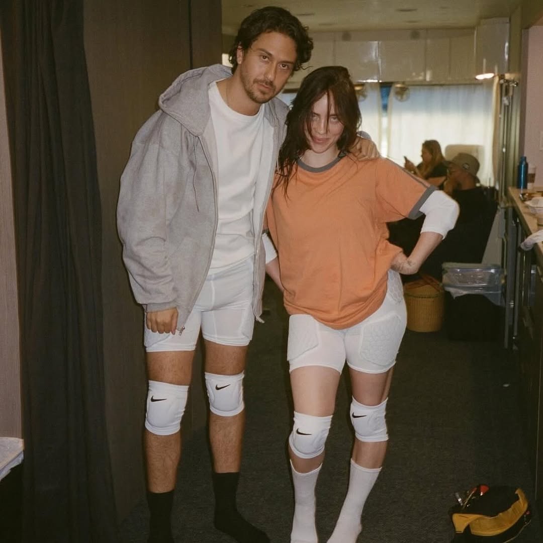 بيلي إيليش - Billie Eilish - نات وولف - Nat Wolff - قبلة بيلي إيليش - علاقة بيلي إيليش ونات وولف - قبلة في إيطاليا - صور بيلي إيليش في البندقية - شائعات بيلي إيليش - iHeart Music Video Awards - Chihiro Music Video - Hit Me Hard and Soft tour - Tourette Syndrome - Vogue interview Billie Eilish - Deuxmoi celebrity photos - مشاهير هوليوود - علاقات النجوم - أخبار بيلي إيليش اليوم - Billie Eilish Venice balcony kiss - Nat Wolff Billie Eilish dating rumors - شائعات الحب في هوليوود