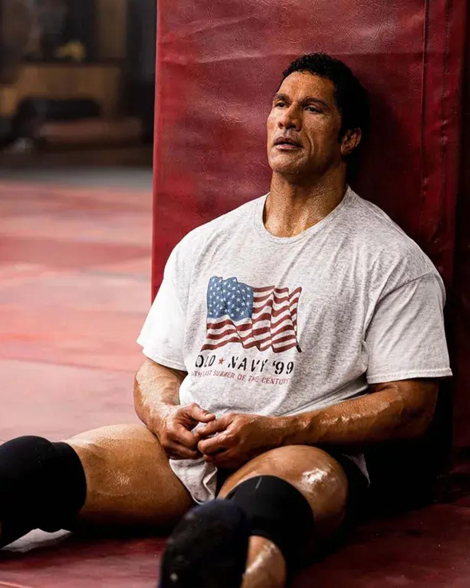 دوين جونسون Dwayne Johnson - إيميلي بلنت Emily Blunt - بيني سافدي Benny Safdie - فيلم The Smashing Machine - مارك كير Mark Kerr - مهرجان فينيسيا Venice Film Festival - UFC - MMA - هوليوود Hollywood - A24 - Seven Bucks Productions - HBO documentary - Pride FC - Dany Garcia - Hiram Garcia- دواين جونسون