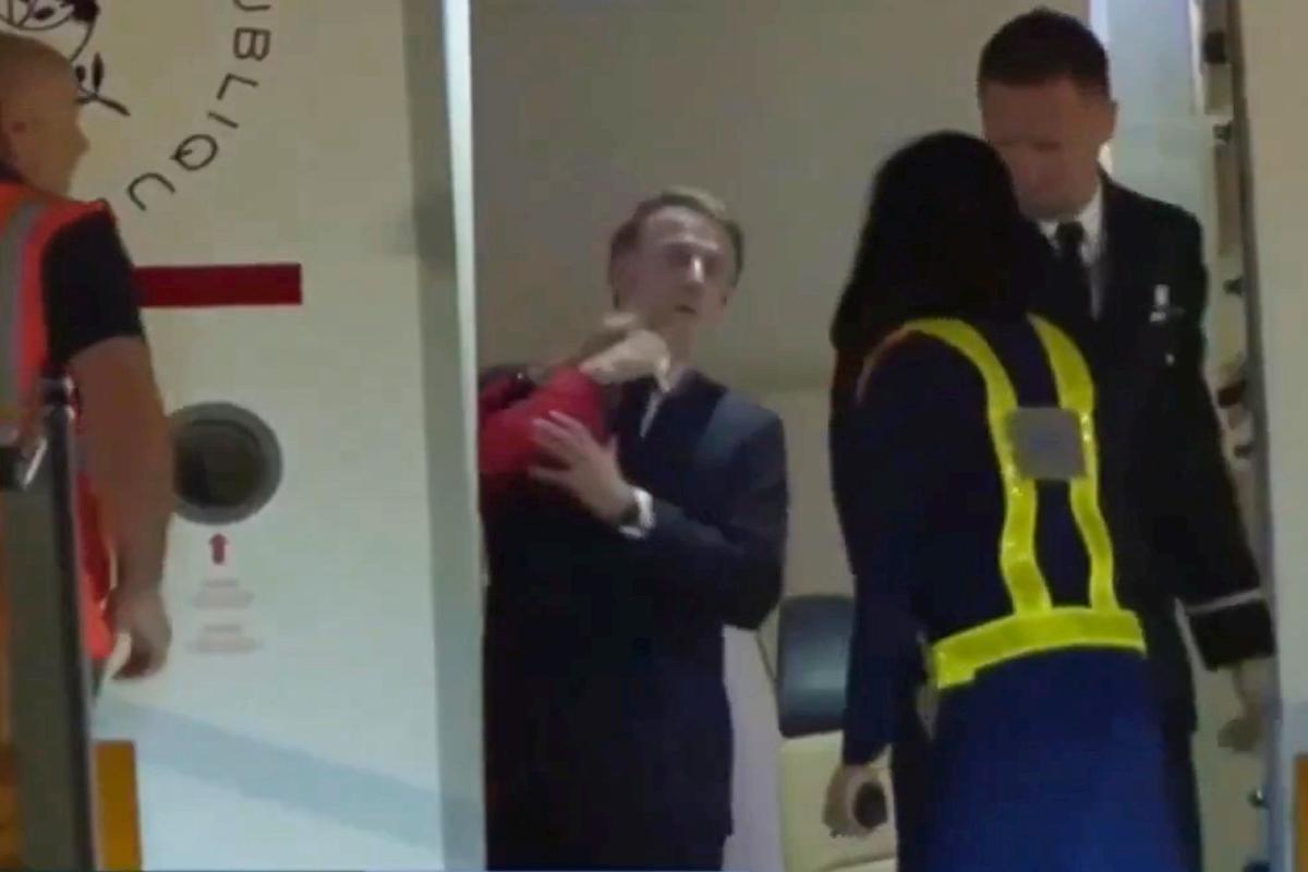 إيمانويل ماكرون Emmanuel Macron - بريجيت ماكرون Brigitte Macron - بريجيت أوزيير Brigitte Auzière - فيتنام Vietnam - هانوي Hanoi - لو باريزيان Le Parisien - قصر الإليزيه Élysée Palace - جنوب شرق آسيا Southeast Asia - الإعلام الفرنسي French Media - جولة ماكرون في آسيا Macron Asia Tour - الرئيس الفرنسي Emmanuel Macron President - لقطة الطائرة Macron Plane Scene - جدل ماكرون وبريجيت Macron Brigitte Controversy - نظرية مؤامرة Conspiracy Theory - فيديو ماكرون Brigitte Video - كواليس زيارة ماكرون Macron Vietnam Visit - ماكرون والكاميرا Macron Camera Moment - شائعات عن ماكرون Macron Rumors - نزول ماكرون من الطائرة Macron Plane Disembark