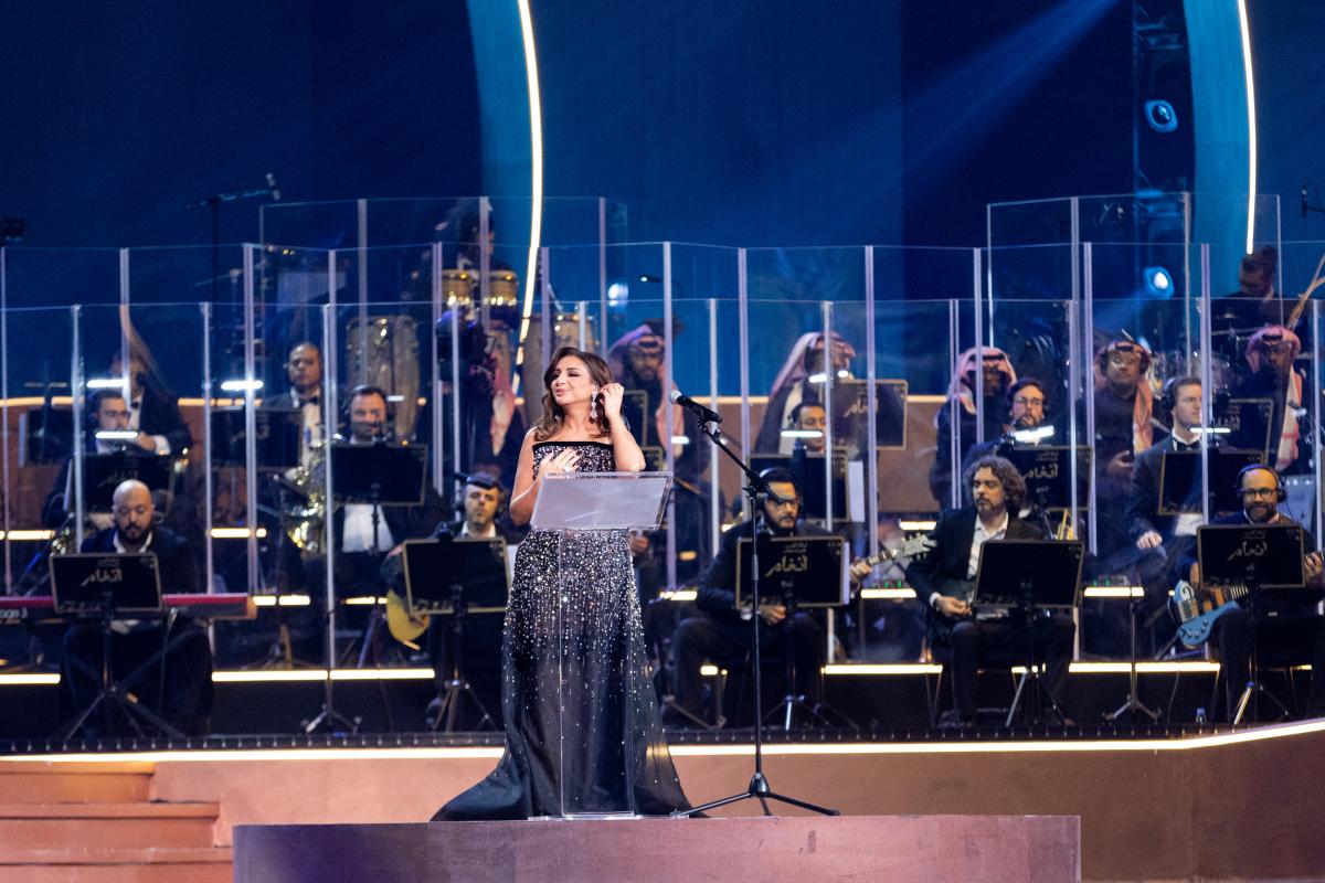 أنغام – Angham – ليلة الحب صوت مصر – موسم الرياض – Riyadh Season – توني براكستون – Toni Braxton – حفلات موسم الرياض – بنش مارك – هيئة الترفيه – Unbreak My Heart – لوحة باهتة