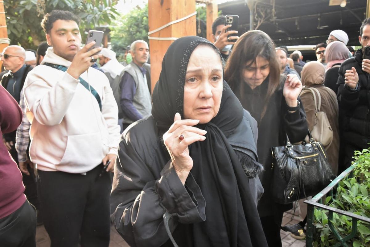 نجوم الفن يودعون سمية الألفي.. وأشرف زكي يكشف لـET بالعربي سبب غياب أحمد الفيشاوي