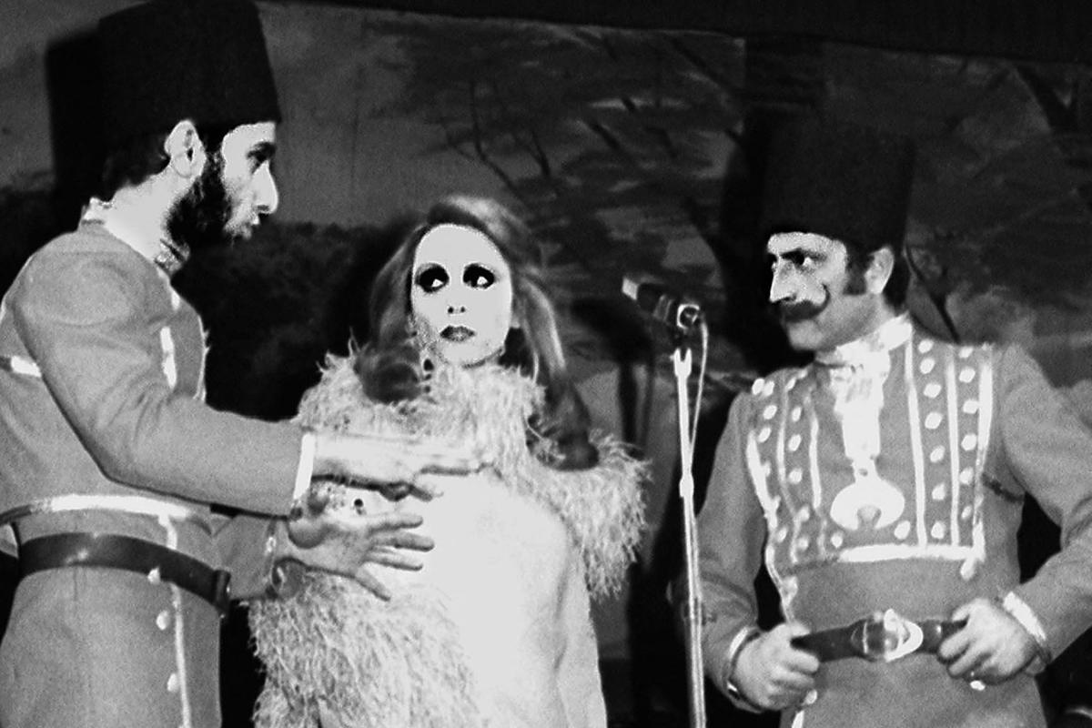 السيدة فيروز - عزاء زياد الرحباني - فيروز في وداع ابنها - زياد الرحباني - كنيسة رقاد السيدة بكفيا - نجوم لبنان - جنازة زياد الرحباني - وداع فيروز لزياد - أعمال زياد الرحباني - الرئيس جوزيف عون - تعزية الرئيس عون - تاريخ المسرح اللبناني - الموسيقى اللبنانية - فيروز تتقبل العزاء - ظهور نادر لفيروز