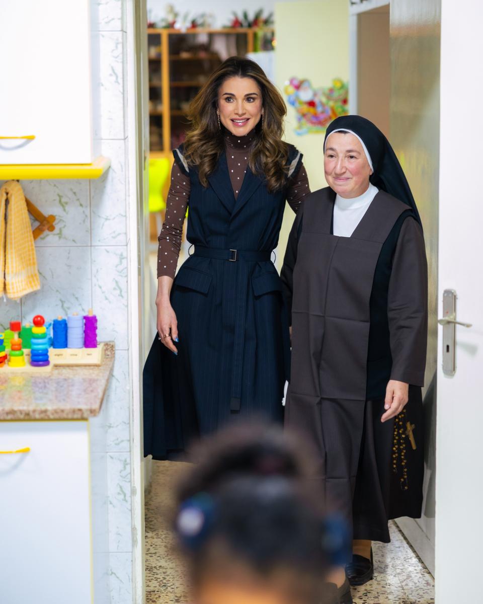 الملكة رانيا تعتمد فستان Vest كحلي مع توب مزينة بالكريستال