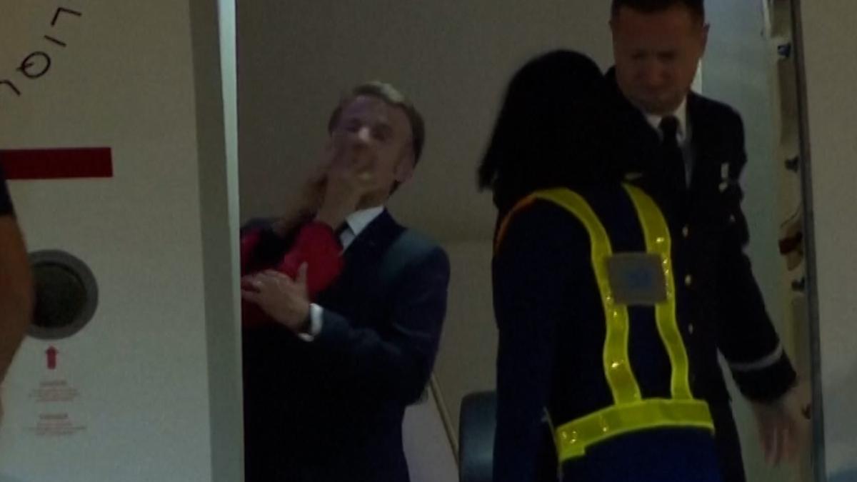 إيمانويل ماكرون Emmanuel Macron - بريجيت ماكرون Brigitte Macron - بريجيت أوزيير Brigitte Auzière - فيتنام Vietnam - هانوي Hanoi - لو باريزيان Le Parisien - قصر الإليزيه Élysée Palace - جنوب شرق آسيا Southeast Asia - الإعلام الفرنسي French Media - جولة ماكرون في آسيا Macron Asia Tour - الرئيس الفرنسي Emmanuel Macron President - لقطة الطائرة Macron Plane Scene - جدل ماكرون وبريجيت Macron Brigitte Controversy - نظرية مؤامرة Conspiracy Theory - فيديو ماكرون Brigitte Video - كواليس زيارة ماكرون Macron Vietnam Visit - ماكرون والكاميرا Macron Camera Moment - شائعات عن ماكرون Macron Rumors - نزول ماكرون من الطائرة Macron Plane Disembark