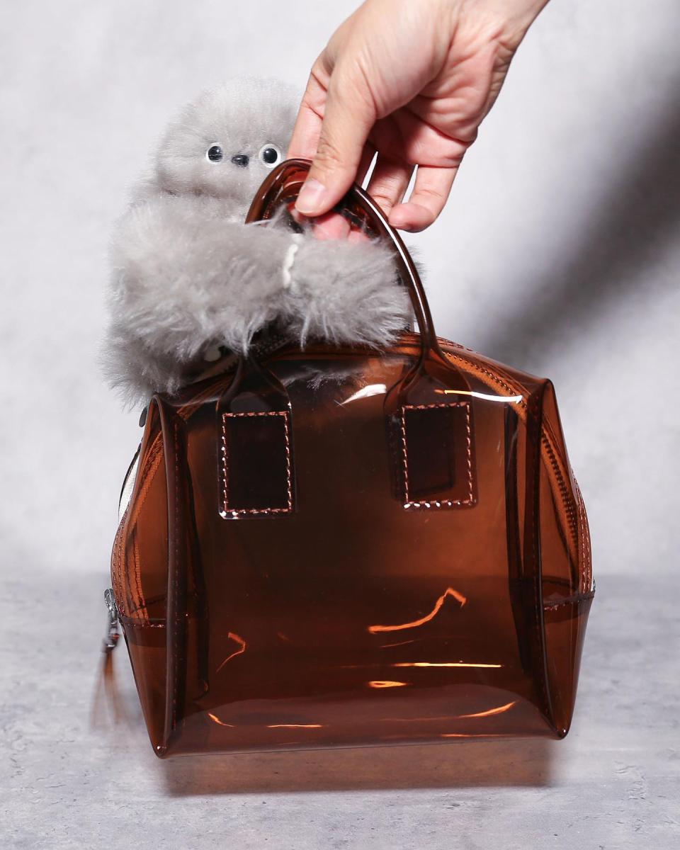 في ظل موجة الإكسسوارات التي تأتي لتزين الحقائب الرائجة خلال الآونة الأخيرة، يظهر اسم Mirumi في الواجهة لكن بتفاصيل تفاعلية أكثر من أي تصميم آخر.  ما هو Mirumi؟  Mirumi هو روبوت صغير، يمكن أن تضيفيه كإكسسوار على حقيبتك، يتفاعل مع الأصوات واللمس والحركة، ويلتفت بنظرات خجولة تخلق لحظات مفاجئة من الفرح. من خلال حركاته العفوية وتفاعله الطبيعي، يقدّم Mirumi تجربة مختلفة تقوم على الإحساس واللحظة، وليس على التعقيد أو الوظائف التقليدية. إكسسوار جميل بتفاصيل لافتة Mirumi يلاحظ العالم من حوله ويستدير لإلقاء نظرة. عندما تلتقي عيناه بعينيك، تشعر بلحظة من السعادة غير المتوقعة، مثل النظر المفاجئ لطفل صغير في مكان عام. ليس هذا فقط لك، بل يمكنه أن يجلب البهجة لمن حولك، فإذا كان مثبتاً على حقيبتك، قد يلتفت إلى شخص خلفك في القطار أو المكتب ويمنحه لحظة مفاجئة لطيفة. تفاعلاته الحية •	نظرات خجولة: يرمق من حوله وقد تلتقي عيناه بعينيك بشكل عفوي قبل أن ينظر بعيدًا، ليخلق لحظات صغيرة من الدفء. •	استجابة للمس: حساس في رأسه يكتشف التربيت، ويصدر ردود أفعال عشوائية وجذابة عبر خوارزمية خاصة. •	استجابة للأصوات: يدير رأسه باتجاه أي صوت أو صوت بشري، مظهراً الفضول والانتباه. •	حركة تلقائية: يتحرك أحياناً من تلقاء نفسه، مما يمنحه سلوك حي وطبيعي. تصميم ذكي وثابت صُمم Mirumi ليتمسك بإحكام بالحقائب، الأعمدة، أو أي أسطح ضيقة، ليبقى ثابتاً أثناء الحركة. يمكن وضعه على الحقيبة أو المكتب أو أي مكان آخر، وهو يظل يلفت الأنظار بسحره الصغير. رفيقك اليومي للبهجة Mirumi ليس مجرد لعبة أو ديكور، بل رفيق صغير يضيف لحظات فرح غير متوقعة في يومك. كل حركة، نظرة أو استجابة للمس تصنع تجربة لطيفة تشعر معها بالراحة والسرور.