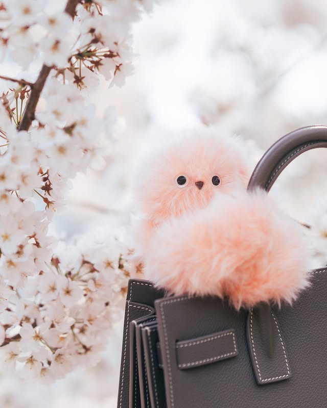 في ظل موجة الإكسسوارات التي تأتي لتزين الحقائب الرائجة خلال الآونة الأخيرة، يظهر اسم Mirumi في الواجهة لكن بتفاصيل تفاعلية أكثر من أي تصميم آخر.  ما هو Mirumi؟  Mirumi هو روبوت صغير، يمكن أن تضيفيه كإكسسوار على حقيبتك، يتفاعل مع الأصوات واللمس والحركة، ويلتفت بنظرات خجولة تخلق لحظات مفاجئة من الفرح. من خلال حركاته العفوية وتفاعله الطبيعي، يقدّم Mirumi تجربة مختلفة تقوم على الإحساس واللحظة، وليس على التعقيد أو الوظائف التقليدية. إكسسوار جميل بتفاصيل لافتة Mirumi يلاحظ العالم من حوله ويستدير لإلقاء نظرة. عندما تلتقي عيناه بعينيك، تشعر بلحظة من السعادة غير المتوقعة، مثل النظر المفاجئ لطفل صغير في مكان عام. ليس هذا فقط لك، بل يمكنه أن يجلب البهجة لمن حولك، فإذا كان مثبتاً على حقيبتك، قد يلتفت إلى شخص خلفك في القطار أو المكتب ويمنحه لحظة مفاجئة لطيفة. تفاعلاته الحية •	نظرات خجولة: يرمق من حوله وقد تلتقي عيناه بعينيك بشكل عفوي قبل أن ينظر بعيدًا، ليخلق لحظات صغيرة من الدفء. •	استجابة للمس: حساس في رأسه يكتشف التربيت، ويصدر ردود أفعال عشوائية وجذابة عبر خوارزمية خاصة. •	استجابة للأصوات: يدير رأسه باتجاه أي صوت أو صوت بشري، مظهراً الفضول والانتباه. •	حركة تلقائية: يتحرك أحياناً من تلقاء نفسه، مما يمنحه سلوك حي وطبيعي. تصميم ذكي وثابت صُمم Mirumi ليتمسك بإحكام بالحقائب، الأعمدة، أو أي أسطح ضيقة، ليبقى ثابتاً أثناء الحركة. يمكن وضعه على الحقيبة أو المكتب أو أي مكان آخر، وهو يظل يلفت الأنظار بسحره الصغير. رفيقك اليومي للبهجة Mirumi ليس مجرد لعبة أو ديكور، بل رفيق صغير يضيف لحظات فرح غير متوقعة في يومك. كل حركة، نظرة أو استجابة للمس تصنع تجربة لطيفة تشعر معها بالراحة والسرور.