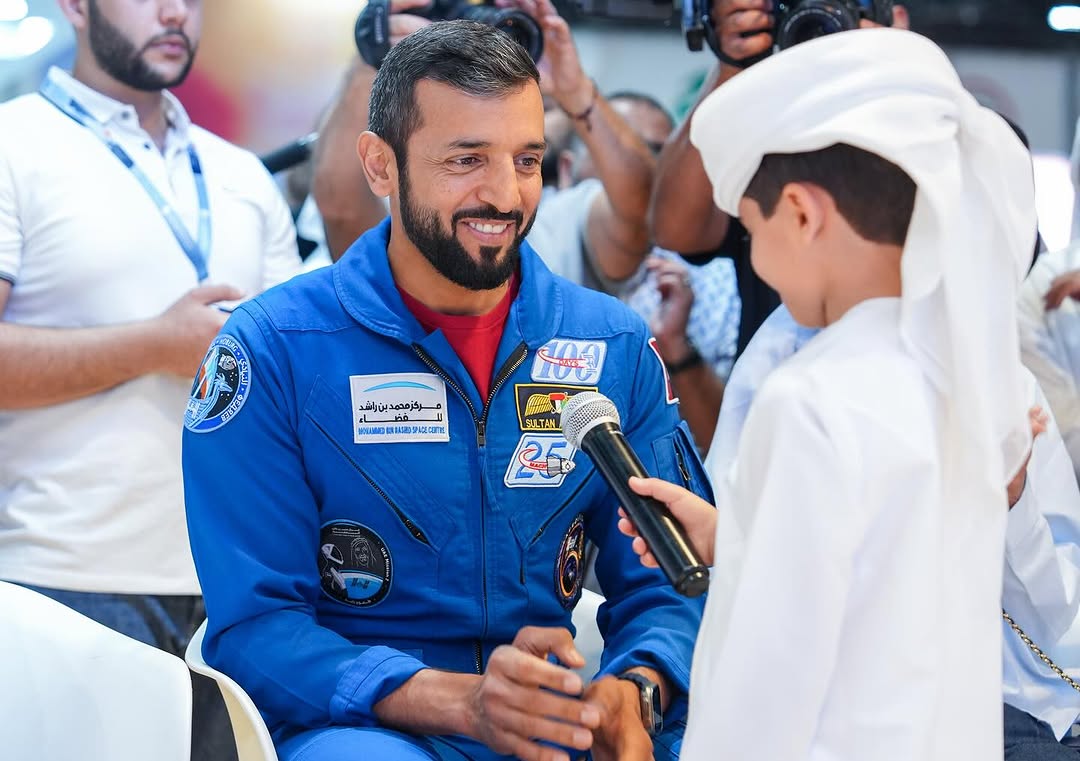 سلطان النيادي يوقّع قصة نجم سهيل في معرض أبوظبي الدولي للكتاب 2025