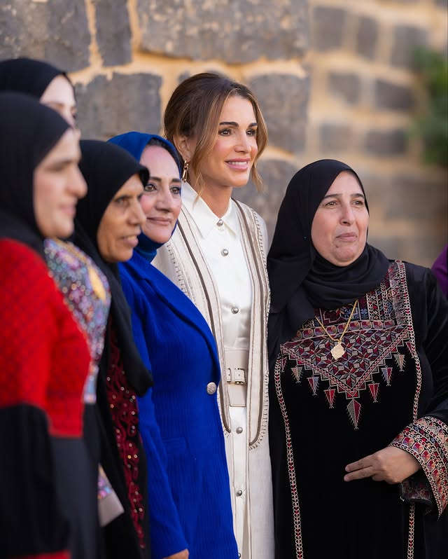الملكة رانيا مع سيدات محافظة المفرق