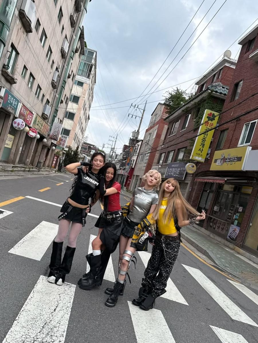 بلاكبينك تحتفل بمرور 9 سنوات - BLACKPINK 9th anniversary - جيني Jennie - جيسو Jisoo - روزي Rosé - ليسا Lisa - فرقة كيبوب عالمية - BLINKs - BLACKPINK JUMP music video - جولة BLACKPINK العالمية - DEADLINE World Tour - حفلة بلاكبينك في برشلونة - BLACKPINK Barcelona concert - BLACKPINK Estadi Olímpic Lluís Companys - BLACKPINK Paris Milan tour - كيبوب - BLACKPINK 2026 tour