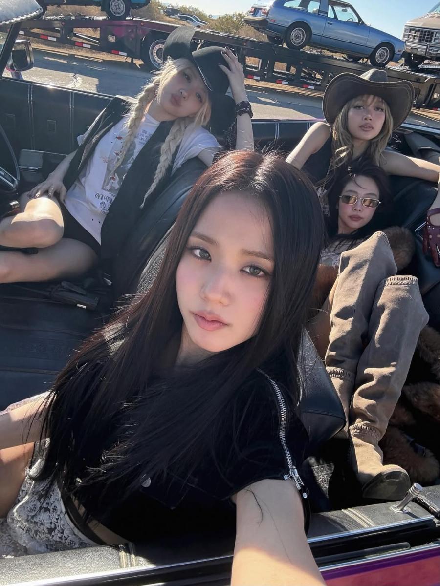 بلاكبينك تحتفل بمرور 9 سنوات - BLACKPINK 9th anniversary - جيني Jennie - جيسو Jisoo - روزي Rosé - ليسا Lisa - فرقة كيبوب عالمية - BLINKs - BLACKPINK JUMP music video - جولة BLACKPINK العالمية - DEADLINE World Tour - حفلة بلاكبينك في برشلونة - BLACKPINK Barcelona concert - BLACKPINK Estadi Olímpic Lluís Companys - BLACKPINK Paris Milan tour - كيبوب - BLACKPINK 2026 tour