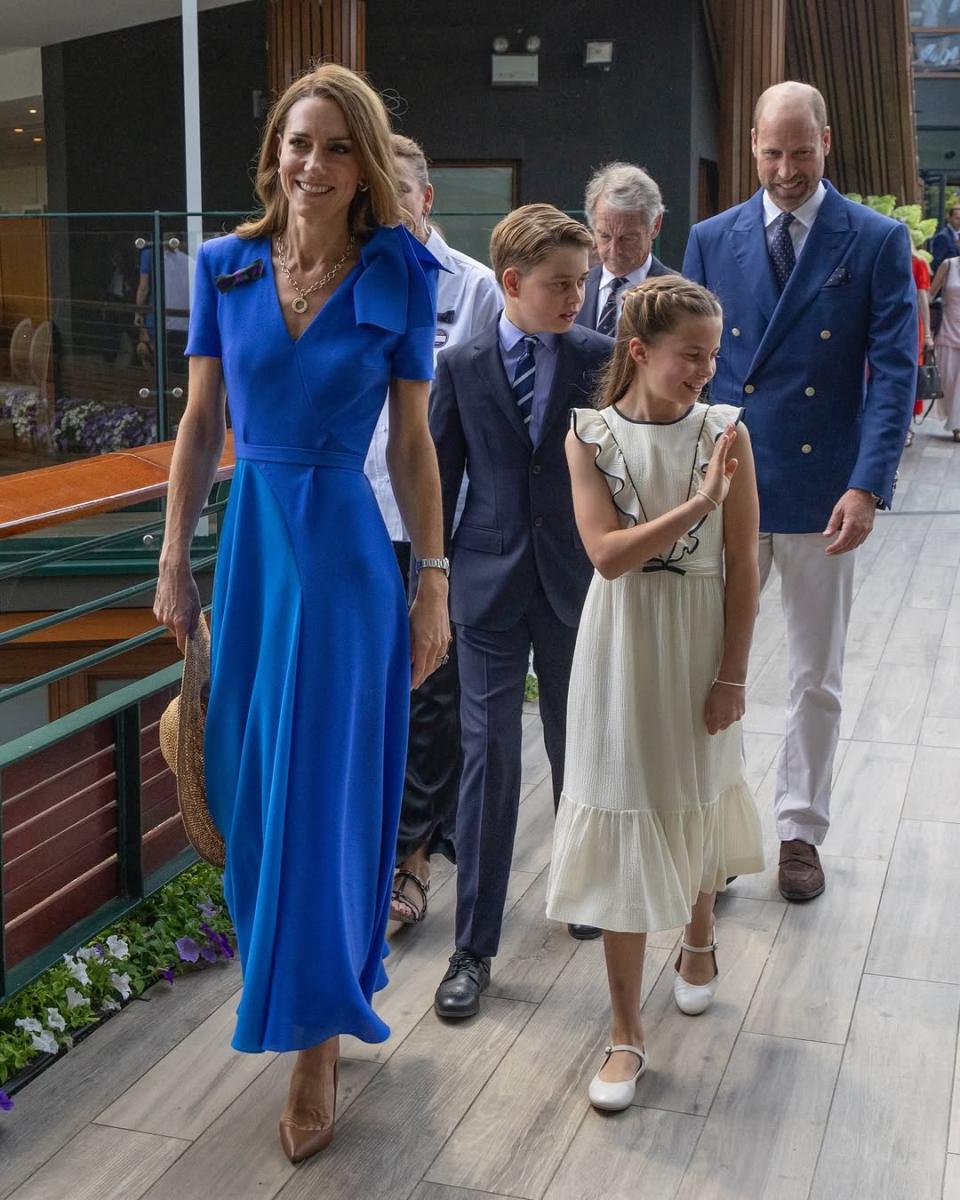 الأمير ويليام Prince William - الأميرة كيت Princess Kate - جورج George - شارلوت Charlotte - لويس Louis - الملكة إليزابيث Queen Elizabeth - الملك تشارلز King Charles - قصر كنسينغتون Kensington Palace - ذا صن The Sun - أديلايد كوتيج Adelaide Cottage - فورست لودج Forest Lodge - ويندسور Windsor - ويندسور غريت بارك Windsor Great Park - رويال لودج Royal Lodge - الأمير أندرو Prince Andrew - أنمر هول Anmer Hall - ساندرينغهام Sandringham - نورفولك Norfolk - لندن London - مدرسة لامبروك Lambrook School
