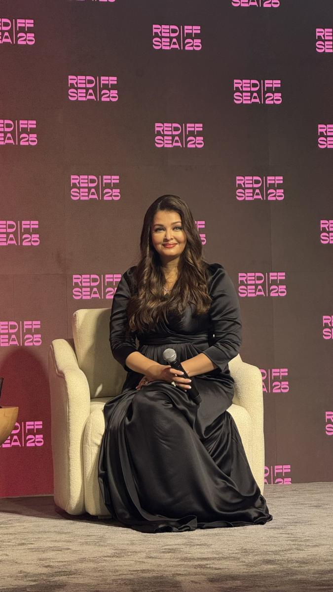 آيشواريا راي مهرجان البحر الأحمر - Aishwarya Rai Bachchan Red Sea Film Festival - جلسة آيشواريا راي في جدة - Kriti Sanon Saudi Arabia - Miss World 1994 - Beauty with a Purpose - Bollywood stars in Red Sea Festival - آيشواريا راي الجمهور - Red Sea International Film Festival 2024 panel - Bollywood in Saudi Arabia