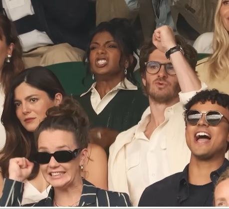 أندرو غارفيلد - Andrew Garfield - مونيكا باربارو - Monica Barbaro - ويمبلدون 2025 - Wimbledon 2025 - رالف لورين Ralph Lauren - إطلالة أندرو غارفيلد - إطلالة مونيكا باربارو - علاقة أندرو ومونيكا - The Mark Hotel - ميت غالا Met Gala - نيويورك New York - صور أندرو ومونيكا - أخبار المشاهير - شائعات علاقات هوليوود - Us Weekly - تشاريثرا شاندرا - Maude Apatow - Erin Doherty - وفاء عاشور - Wimbledon Celebrity Section