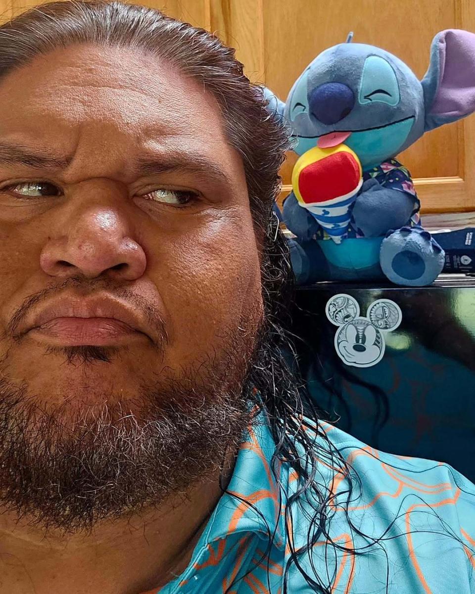 وفاة ديفيد هيكيلي كينوي بيل - David Hekili Kenui Bell Lilo & Stitch النسخة الحية - وفاة ممثل من هاواي - إعادة إنتاج ديزني 2024 - منشور فيسبوك من جالين كاناني بيل - وفاة نجم فيلم ديزني - مطار كونا David Bell - فيلم The Wrecking Crew جايسون موموا - ديف بوتيستا في فيلم من إنتاج Amazon MGM - وفاة ممثل هاواي 2024 - مسلسل Magnum P.I. و Hawaii Five-0 - عضو نقابة SAG-AFTRA - Big Hawaiian Dude في فيلم Lilo & Stitch - سفير علامة كونا برو - فيلم ديزني هاواي "ليلو وستيتش" - شخصية سائح المثلجات في ليلو وستيتش - صوت ديفيد بيل في مطار كونا - صور من كواليس تصوير الفيلم - عرض خاص لطاقم العمل في ديزني هاواي - نسخة 2024 من ليلو وستيتش من ديزني