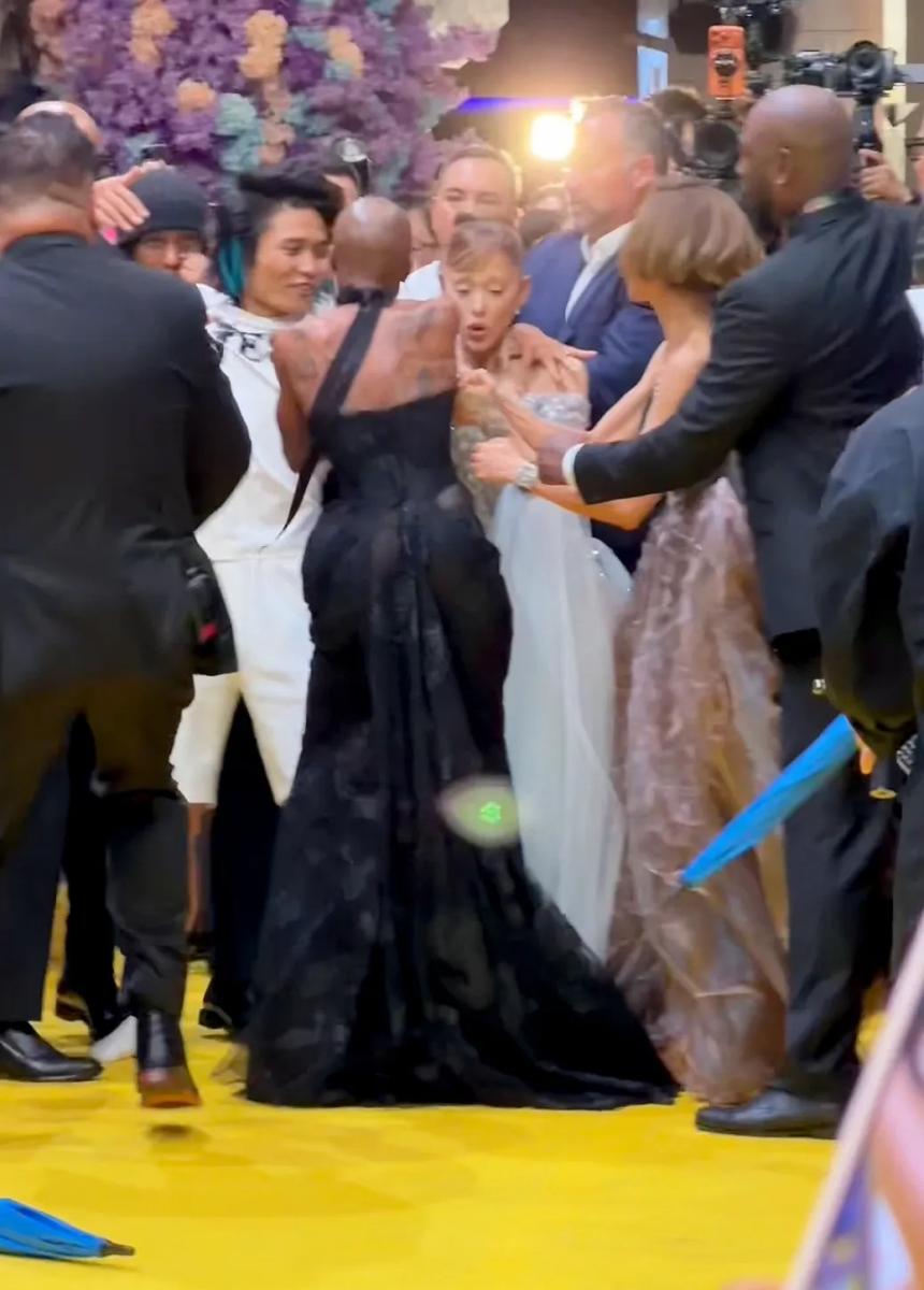 أريانا غراندي Ariana Grande - حادث السجادة الصفراء في سنغافورة - فيلم ويكيد Wicked For Good - سينثيا إيريفو Cynthia Erivo - ميشيل يو Michelle Yeoh - جيف غولدبلوم Jeff Goldblum - جونسون وين Johnson Wen - Pyjama Man - Universal Studios Singapore - اقتحام السجادة الحمراء - قلق أريانا غراندي - PTSD Ariana Grande - Katy Perry كاتي بيري - The Weeknd ذا ويكند - هجوم مانشستر Ariana Grande Manchester - Ariana Grande anxiety