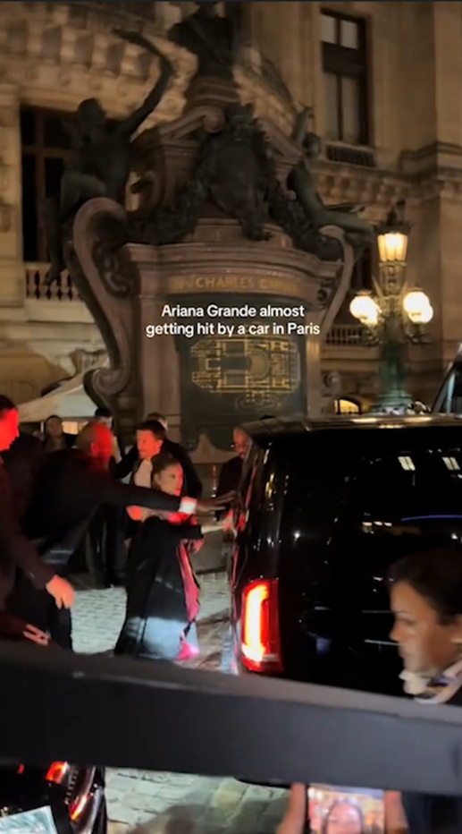 أريانا غراندي - Ariana Grande - حادث أريانا غراندي - ويكد Wicked - باريس Paris - ساو باولو Sao Paulo - جون إم تشو Jon M. Chu - ميشيل يو Michelle Yeoh - جيف غولدبلوم Jeff Goldblum - سينثيا إريفو Cynthia Erivo - جوناثان بيلي Jonathan Bailey - فيلم ويكد - عرض ويكد في باريس - أريانا غراندي البرازيل - أخبار هوليوود - نجوم ويكد - أفلام 2025 - Ariana Grande Paris incident - Wicked movie cast - Hollywood news - viral video X - Wicked premiere Brazil