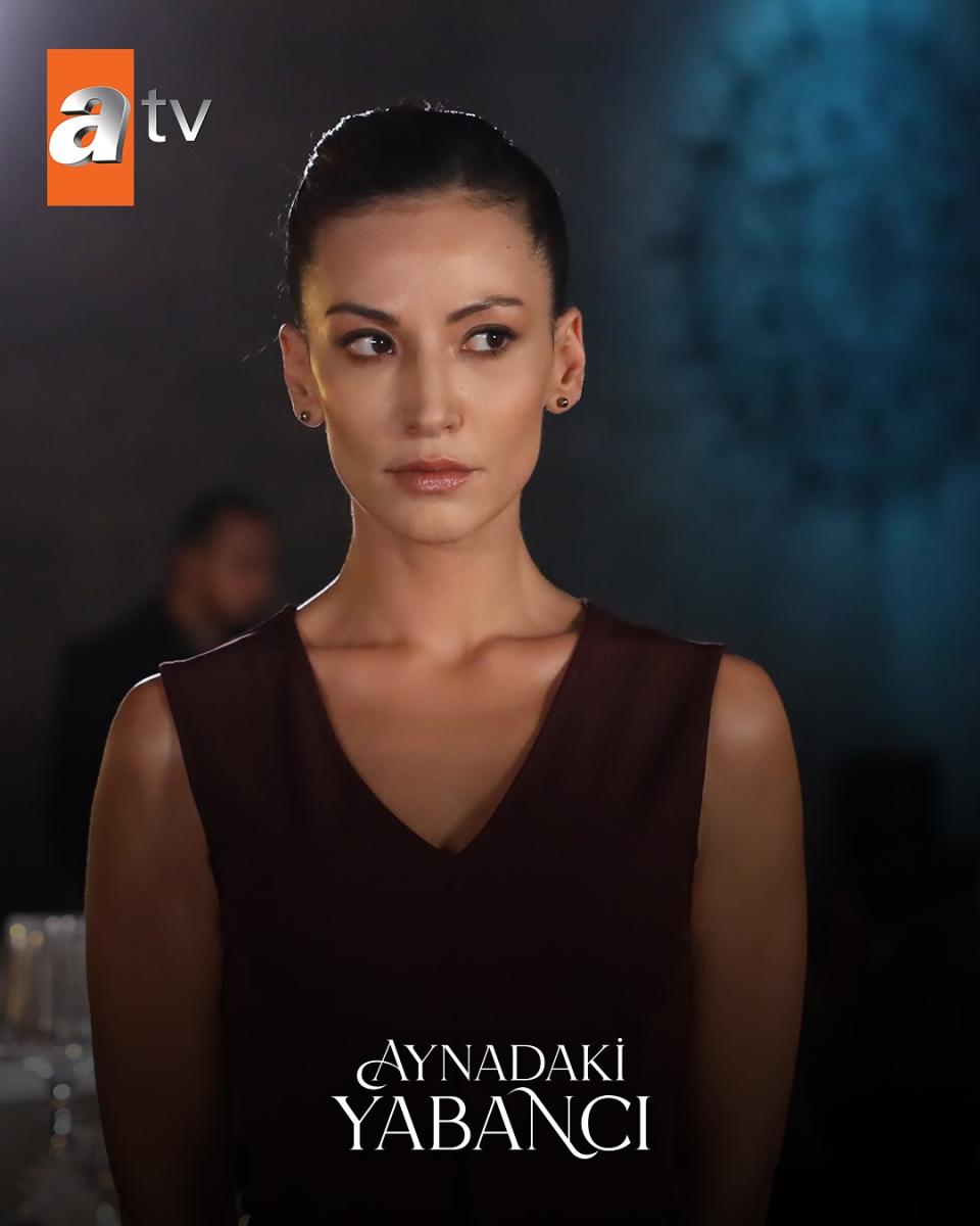مسلسل الغريب في المرآة الحلقة 1