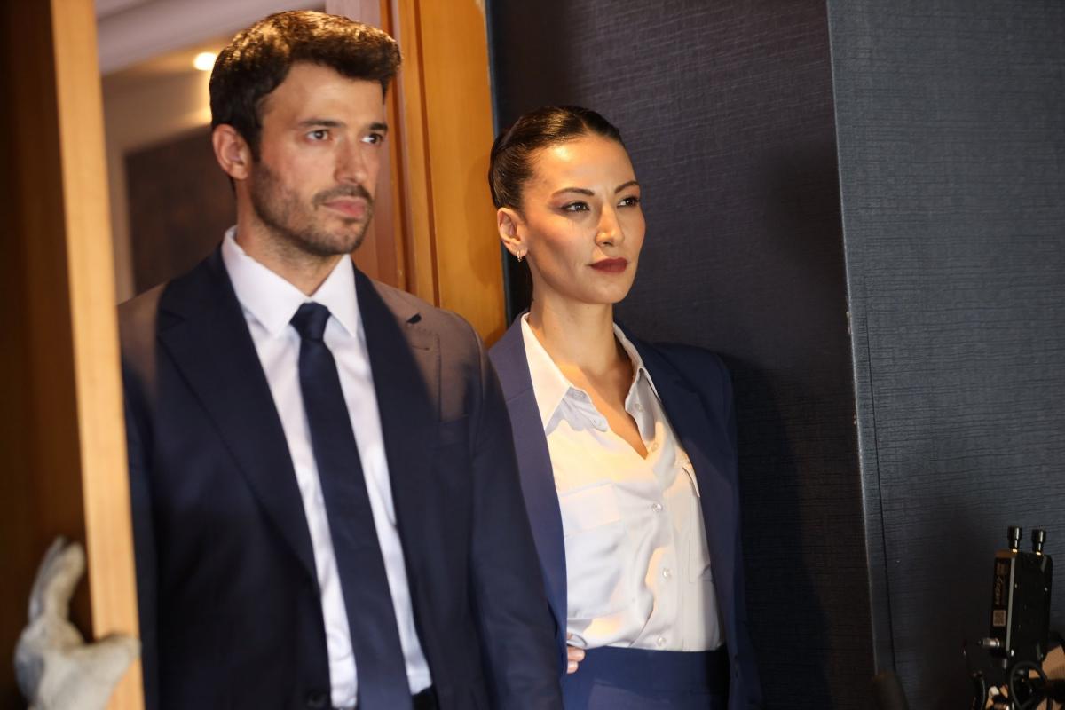 مسلسل غريب في المرآة الحلقة 5 - Aynadaki Yabanci