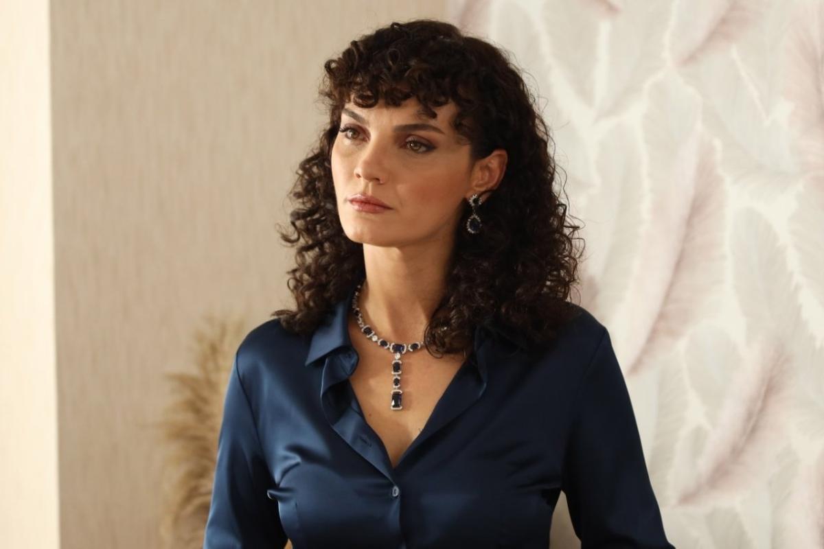 مسلسل غريب في المرآة الحلقة 4