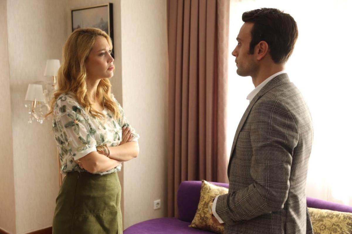 مسلسل غريب في المرآة الحلقة 4