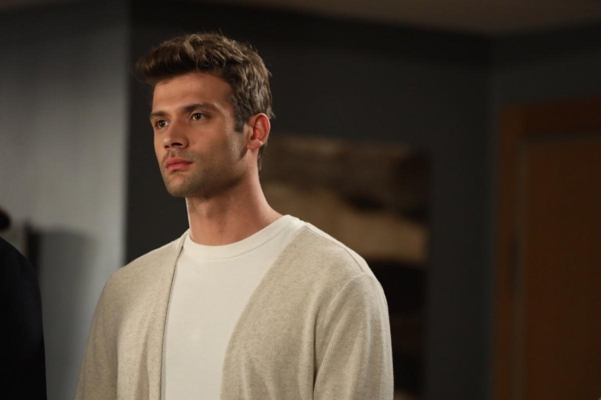 مسلسل غريب في المرآة الحلقة 4