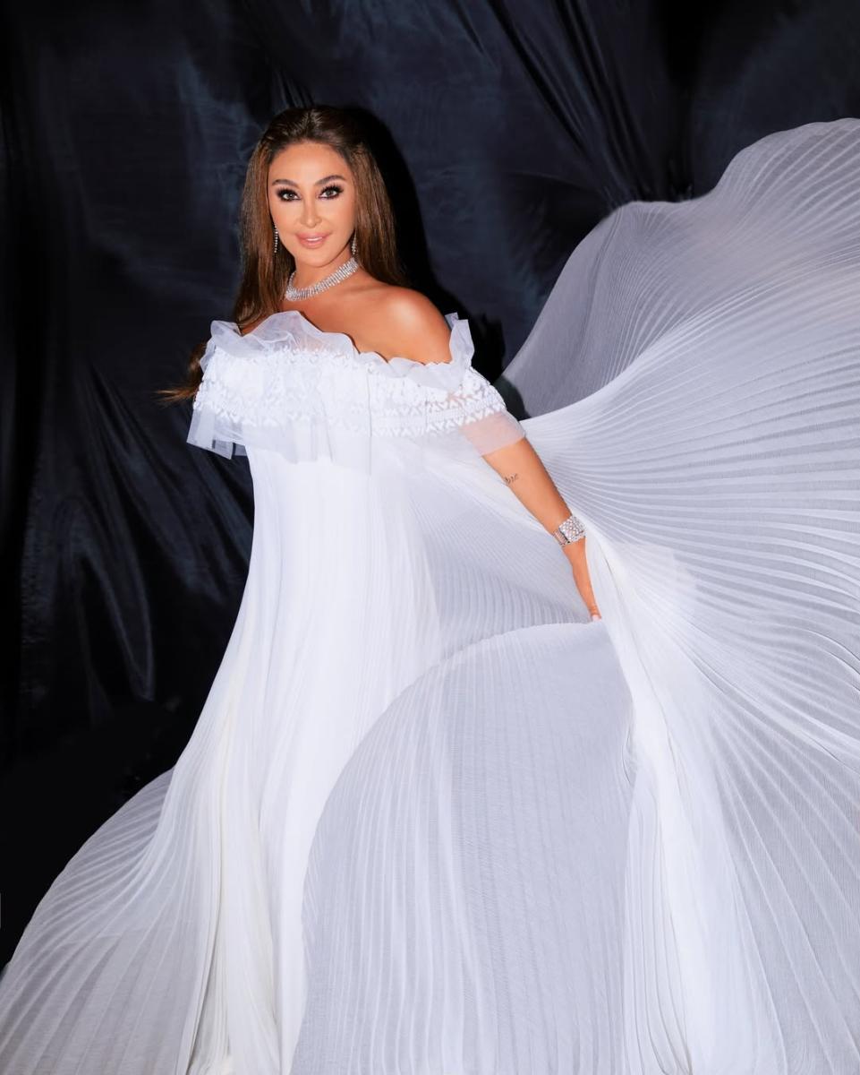 إليسا ترتدي فستان أبيض واسعًا بقصة Off Shoulder