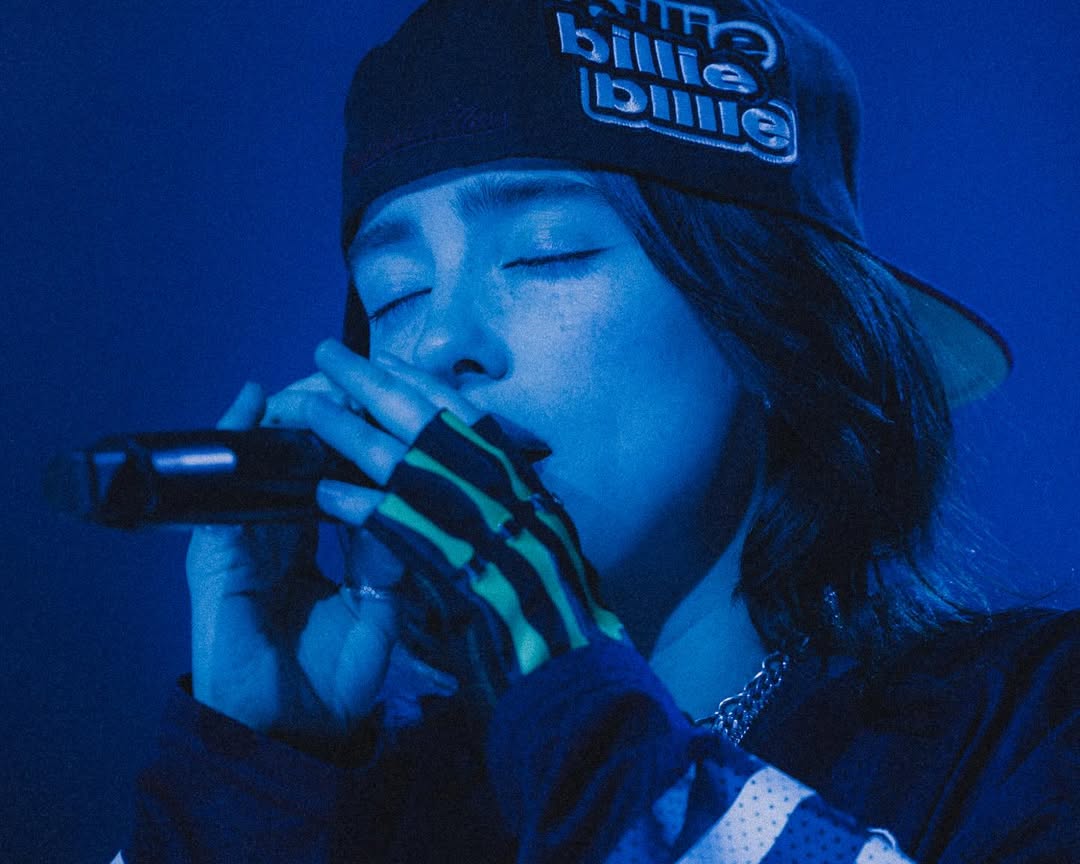 بيلي إيليش Billie Eilish - جائزة وول ستريت جورنال Wall Street Journal Innovator Awards - مارك زوكربيرغ Mark Zuckerberg - ستيفن كولبير Stephen Colbert - هايلي بيبر Hailey Bieber - سبايك لي Spike Lee - بن ستيلر Ben Stiller - بريسيلا تشان Priscilla Chan - جورج لوكاس George Lucas - ميلودي هوبسون Mellody Hobson - متحف الفن الحديث Metropolitan Museum of Modern Art - نيويورك New York City - ألبوم Hit Me Hard And Soft - جولة بيلي إيليش العالمية - Justin Timberlake - Metallica - The O2 London - Eco Villages - Reverb - أزمة المناخ - العدالة الغذائية - المغنية الأمريكية بيلي إيليش