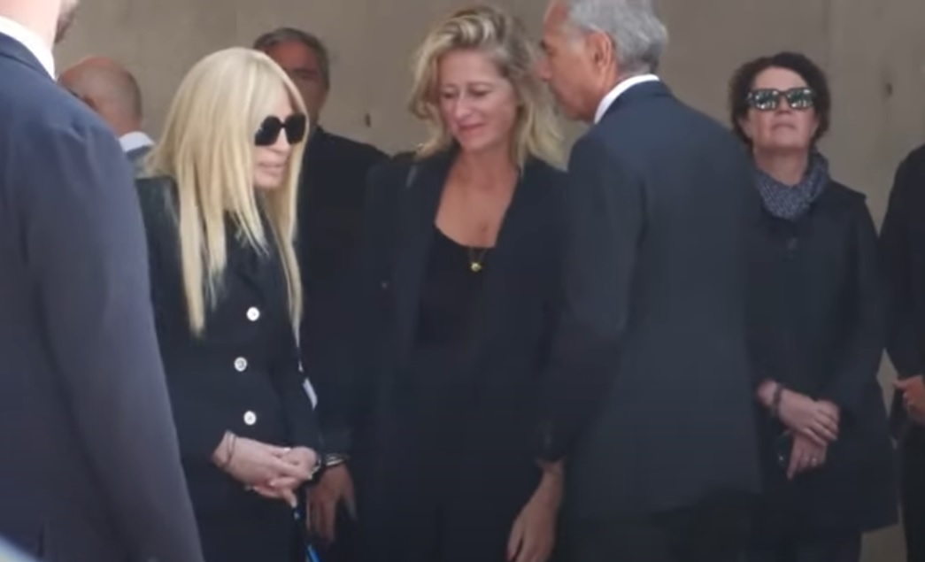 جورجيو أرماني Giorgio Armani - وفاة جورجيو أرماني - جنازة جورجيو أرماني في ميلانو Milan - دوناتيلا فيرساتشي Donatella Versace - أخبار الموضة العالمية - تشييع أرماني - وفاة مصممين عالميين - أحدث أخبار هوليوود Hollywood - بيت عزاء أرماني - أزياء أرماني Armani fashion - ميلانو عاصمة الموضة - عرض أرماني الأخير - عائلة أرماني - إمبراطورية أرماني - مستقبل دار أرماني - وفاة ملك الموضة الإيطالية