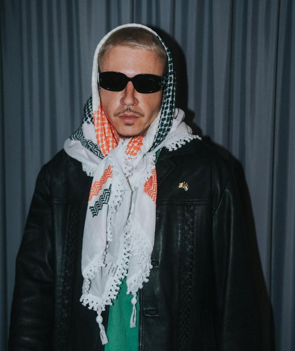 ماكليمور Seattle - Macklemore home invasion - أطفال ماكليمور - منزل ماكليمور في كابيتول هيل - Macklemore Seattle Capitol Hill - اقتحام منازل المشاهير - مربية ماكليمور - Tricia Davis Macklemore wife - مجوهرات مسروقة من منزل نجم - Macklemore children Sloane Colette Hugo - Seattle celebrity crime - Macklemore robbed home - وجه ماكليمور بعد الجريمة - Seattle Police Macklemore case