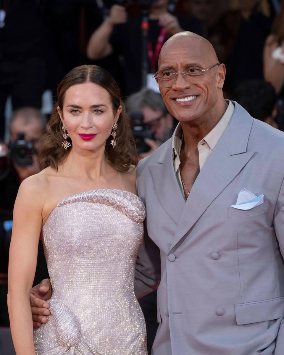 دوين جونسون Dwayne Johnson - إيميلي بلنت Emily Blunt - بيني سافدي Benny Safdie - فيلم The Smashing Machine - مارك كير Mark Kerr - مهرجان فينيسيا Venice Film Festival - UFC - MMA - هوليوود Hollywood - A24 - Seven Bucks Productions - HBO documentary - Pride FC - Dany Garcia - Hiram Garcia- دواين جونسون