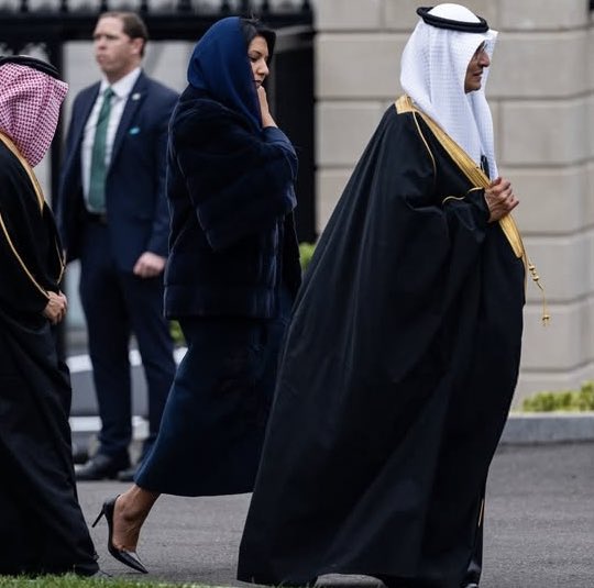 الأميرة ريما بفستان كحلي وحقيبة مستوحاة من العمارة النجدية 