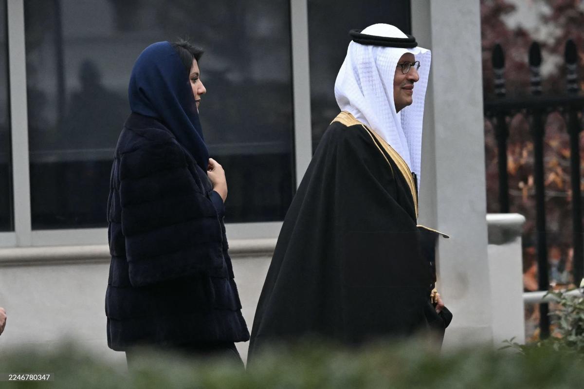 الأميرة ريما بفستان كحلي وحقيبة مستوحاة من العمارة النجدية 