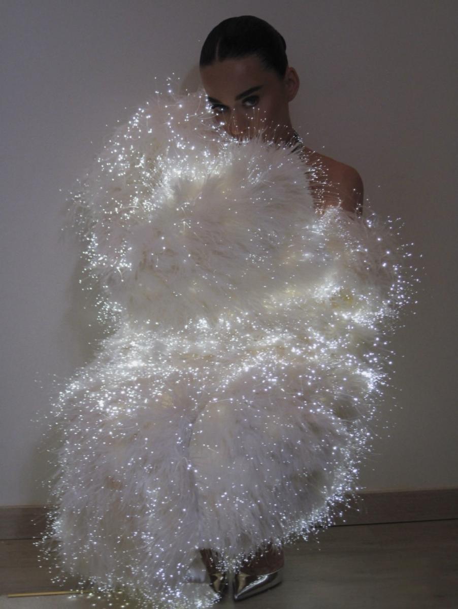 إطلالة كيتي بيري بمعطف الريش المُضيء