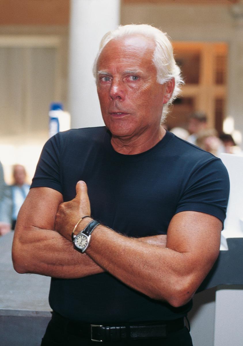 جورجيو أرماني Giorgio Armani - وفاة جورجيو أرماني - جنازة جورجيو أرماني في ميلانو Milan - دوناتيلا فيرساتشي Donatella Versace - أخبار الموضة العالمية - تشييع أرماني - وفاة مصممين عالميين - أحدث أخبار هوليوود Hollywood - بيت عزاء أرماني - أزياء أرماني Armani fashion - ميلانو عاصمة الموضة - عرض أرماني الأخير - عائلة أرماني - إمبراطورية أرماني - مستقبل دار أرماني - وفاة ملك الموضة الإيطالية