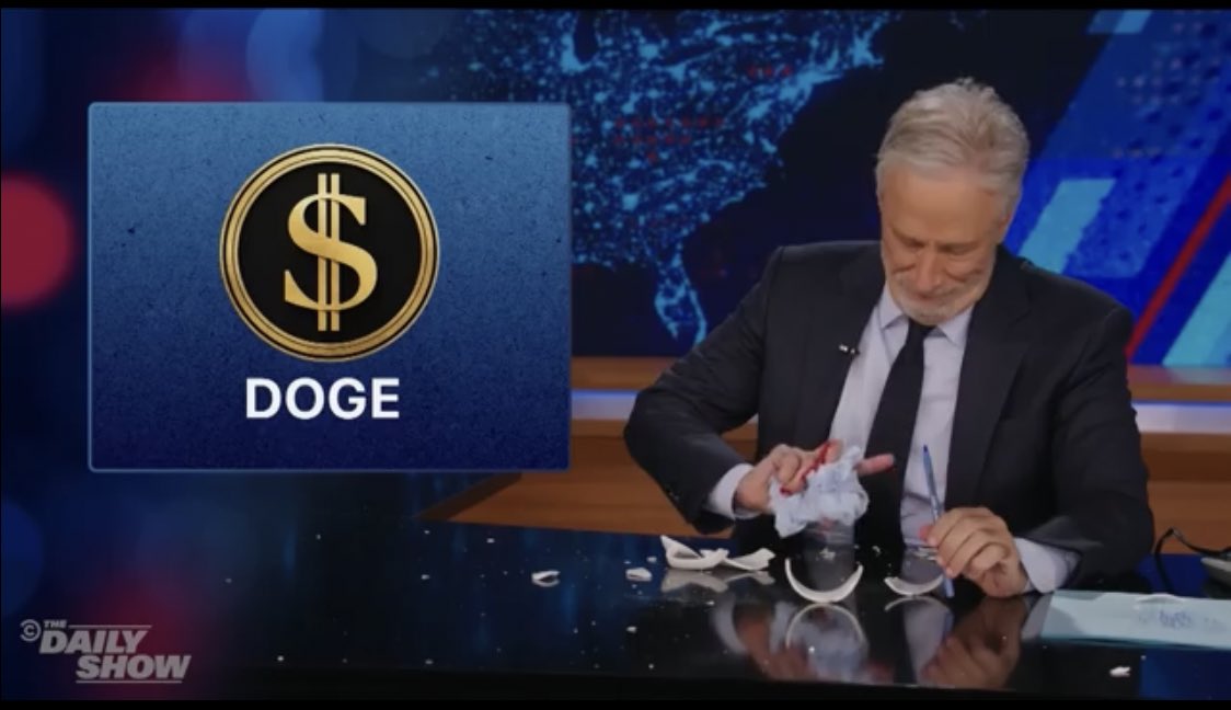 جون ستيوارت Jon Stewart خلال حلقة The Daily Show بعد تحطيم كوب القهوة