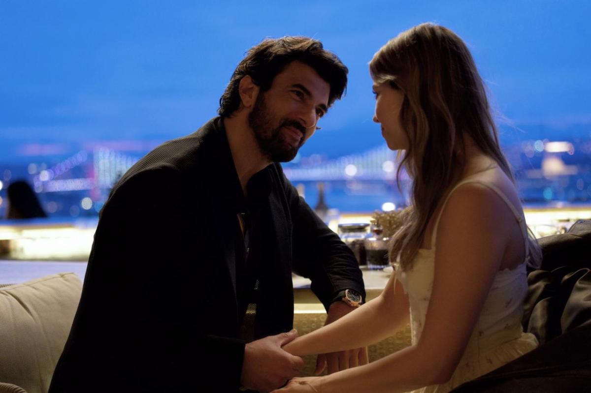 مسلسل Istanbul My Love - أنجين أكيوريك Engin Akyurek - عفراء ساراتش أوغلو Afra Saraçoğlu - أوزان أجيكتان Ozan Aciktan - ياسمين كاي ألين Yasemin Kay Allen - إلايدا أكدوغان Ilayda Akdogan - قناة Go Türkiye - يوتيوب YouTube - حملة ترويج إسطنبول الرقمية - قصر تشِراغان Ciragan Palace - فندق ريجسوس تيرسانه Rixos Tersane - جالاتابورت Galataport - مركز أتاتورك الثقافي AKM - تقسيم Taksim - كاراكوي Karakoy - البوسفور Bosphorus - بيوغلو Beyoglu - مسلسل تركي قصير - الرومانسية والذكاء الاصطناعي - الحب في إسطنبول - مسلسلات تركية على يوتيوب - ممثلين أتراك في أعمال عالمية - ترويج السياحة في إسطنبول.
