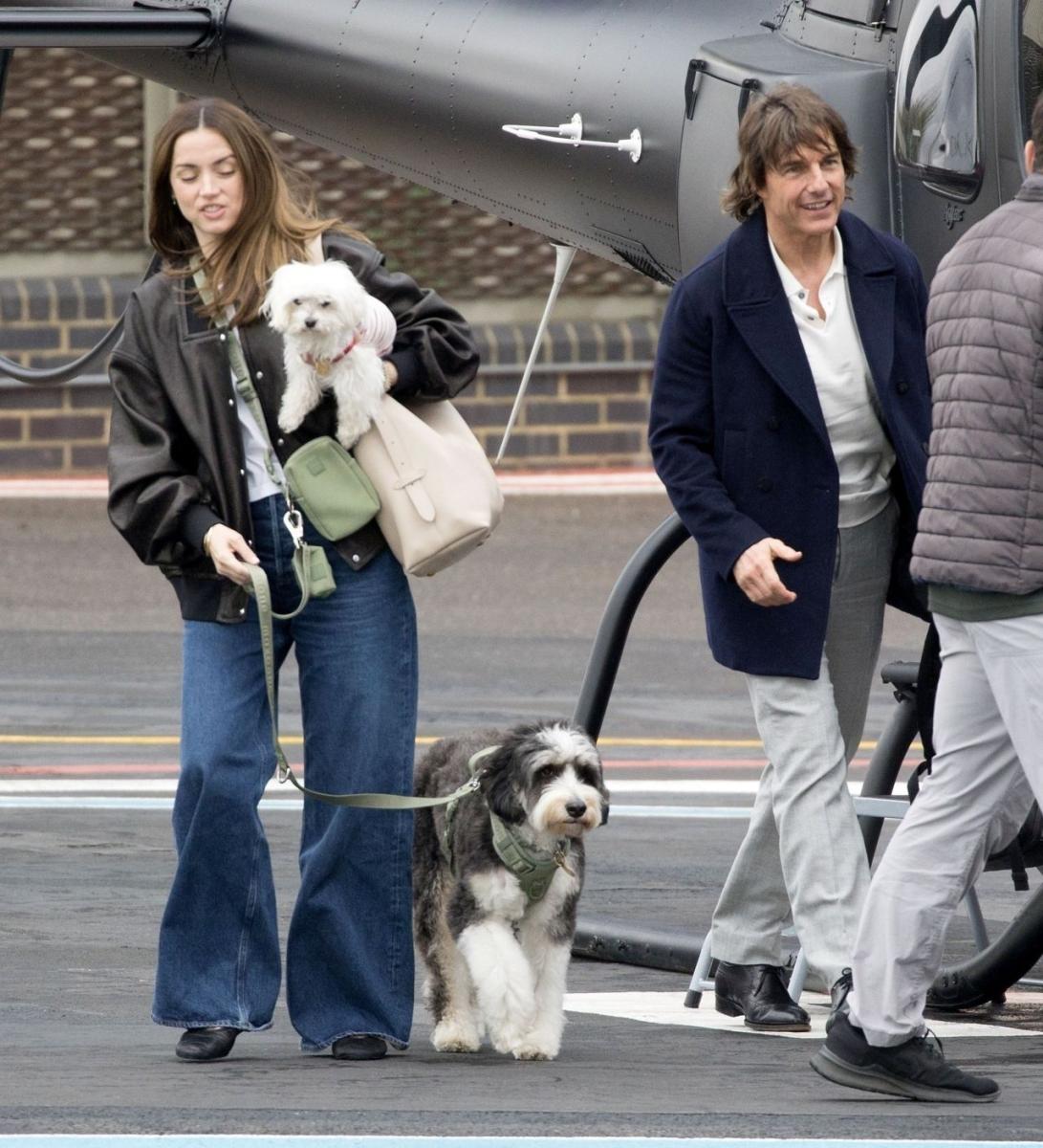 توم كروز وآنا دي أرماس - Tom Cruise Ana de Armas relationship - صور توم كروز وآنا دي أرماس - Tom Cruise Ana de Armas Menorca yacht - آنا دي أرماس فستان أبيض - Tom Cruise summer outfit - توم كروز آنا دي أرماس لندن - Tom Cruise Ana de Armas helicopter London - علاقة توم كروز وآنا دي أرماس العاطفية - Hollywood celebrity couple news - أخبار مشاهير هوليوود - توم كروز آنا دي أرماس عطلة رومانسية