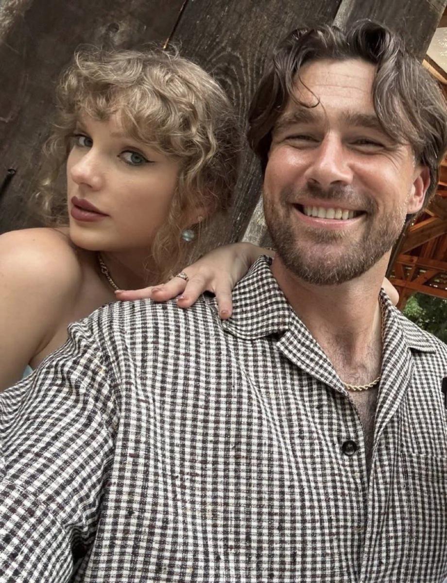 تايلور سويفت - Taylor Swift - ترافيس كيلسي - Travis Kelce - زواج تايلور سويفت - زفاف تايلور سويفت - زواج المشاهير 2025 - Eras Tour - حفلة زواج تانر كوروم - Samantha Peck - مشاهير هوليوود - تايلور سويفت وترافيس كيلسي - علاقة تايلور سويفت - Swifties - Travis Kelce NFL - زواج سري - Knoxville Tennessee wedding - حفل زفاف تينيسي - Taylor Swift marriage rumors - E! News تصريحات - تايلور سويفت تينيسي - حفلات Eras Tour