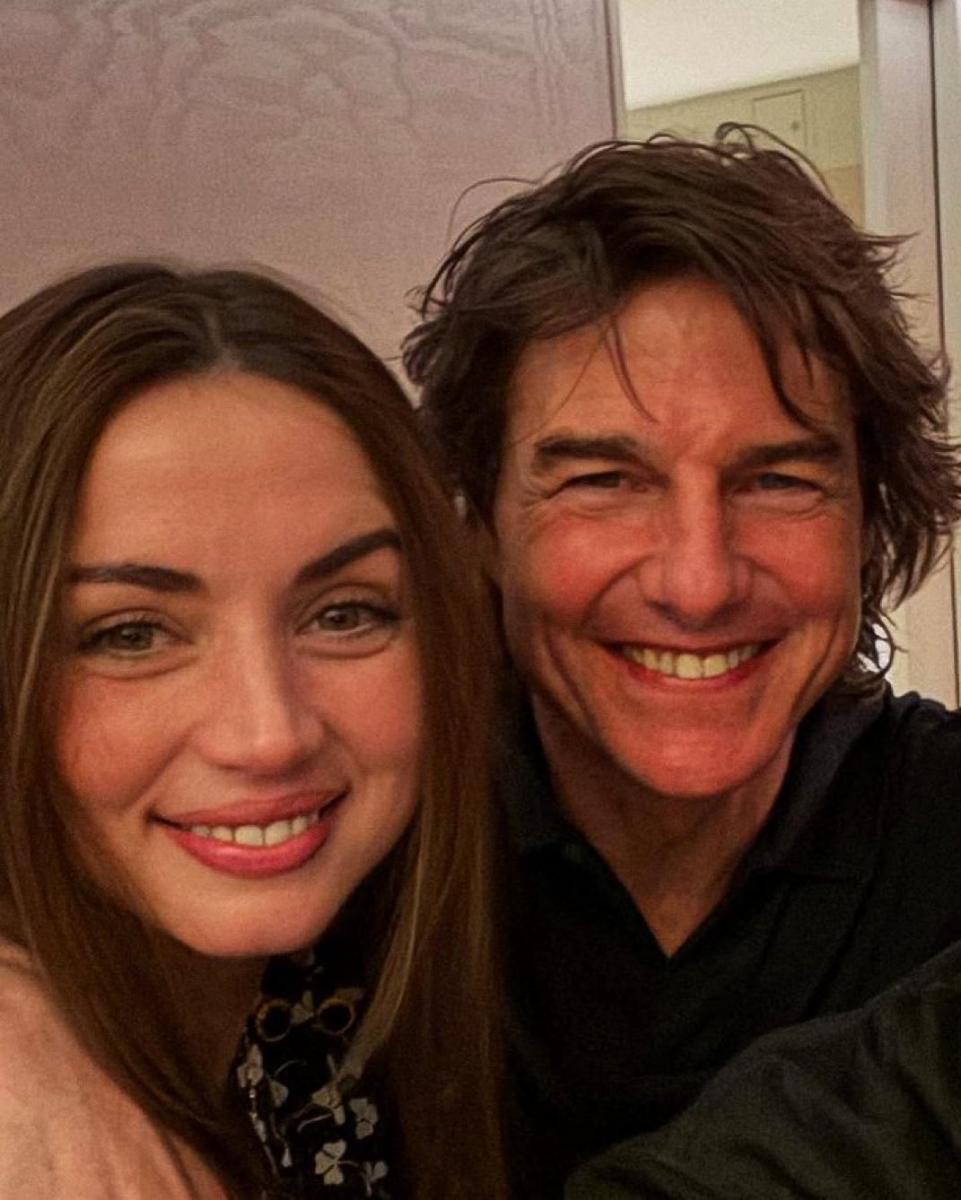توم كروز وآنا دي أرماس - Tom Cruise Ana de Armas relationship - صور توم كروز وآنا دي أرماس - Tom Cruise Ana de Armas Menorca yacht - آنا دي أرماس فستان أبيض - Tom Cruise summer outfit - توم كروز آنا دي أرماس لندن - Tom Cruise Ana de Armas helicopter London - علاقة توم كروز وآنا دي أرماس العاطفية - Hollywood celebrity couple news - أخبار مشاهير هوليوود - توم كروز آنا دي أرماس عطلة رومانسية