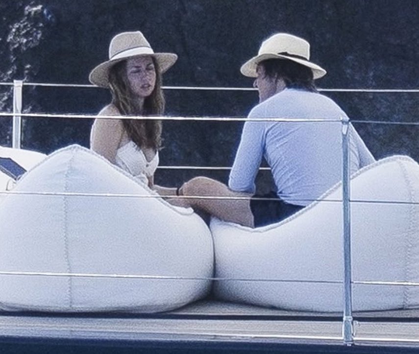 توم كروز وآنا دي أرماس - Tom Cruise Ana de Armas relationship - صور توم كروز وآنا دي أرماس - Tom Cruise Ana de Armas Menorca yacht - آنا دي أرماس فستان أبيض - Tom Cruise summer outfit - توم كروز آنا دي أرماس لندن - Tom Cruise Ana de Armas helicopter London - علاقة توم كروز وآنا دي أرماس العاطفية - Hollywood celebrity couple news - أخبار مشاهير هوليوود - توم كروز آنا دي أرماس عطلة رومانسية