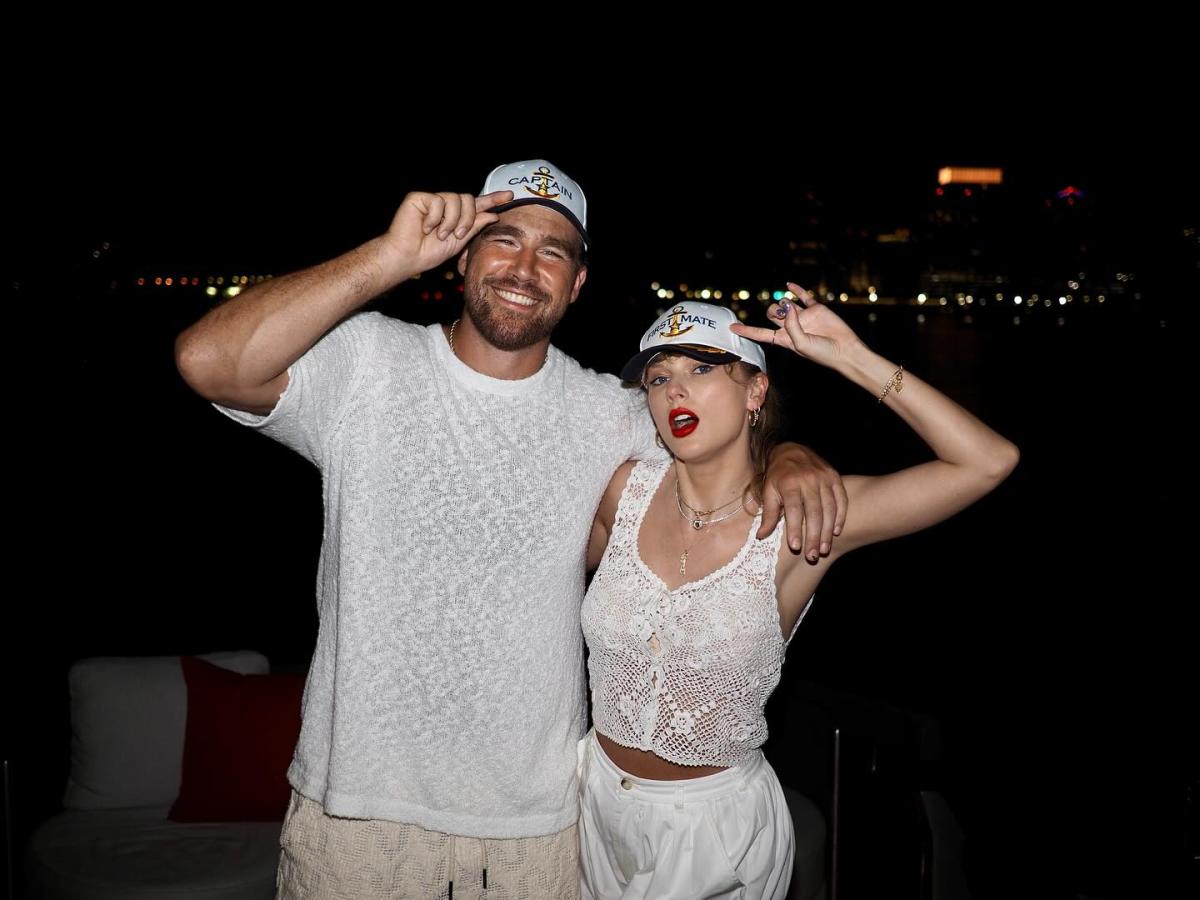  Taylor Swift - ألبوم جديد New Album - حياة النجمة The Life of a Showgirl – ترافيس كيلسي Travis Kelce - بودكاست نيو هايتس New Heights podcast - جرامي Grammy - فينيل Vinyl - Eras Tour - كانساس سيتي تشيفس Kansas City Chiefs - موسم NFL - ملعب أروهيد Arrowhead Stadium - قصة حب تايلور وترافيز - ألبوم The Tortured Poets Department - أغاني تايلور سويفت 2025 - إعلان ألبوم موسيقي - دعم فني ورياضي - ظهور الفنانين في مباريات كرة القدم
