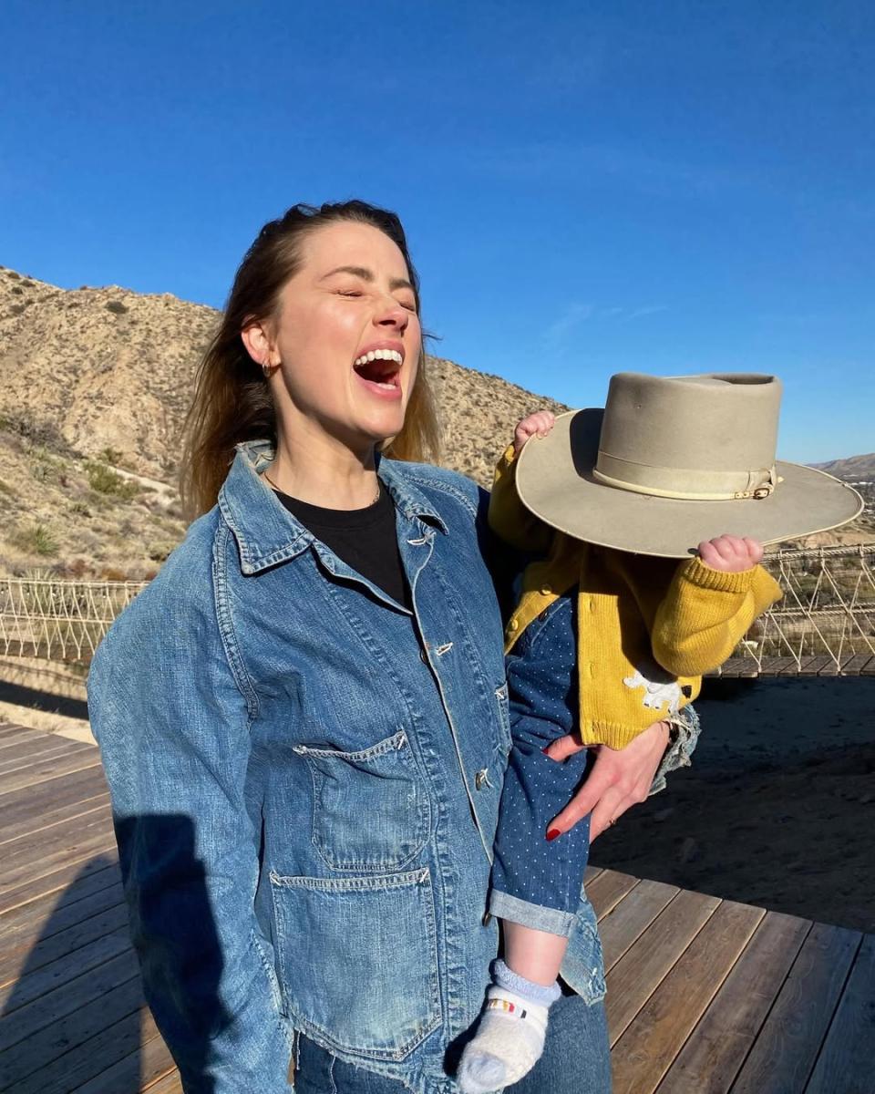 آمبر هيرد Amber Heard تعلن ولادة توأم 