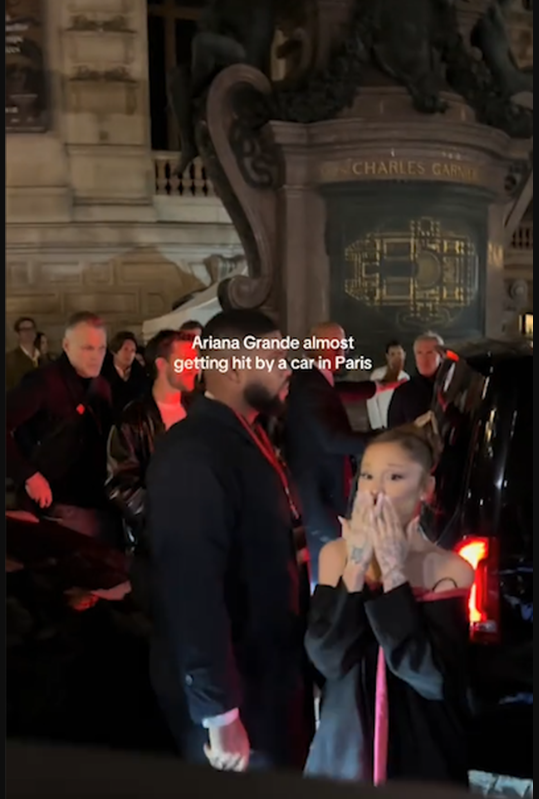 أريانا غراندي - Ariana Grande - حادث أريانا غراندي - ويكد Wicked - باريس Paris - ساو باولو Sao Paulo - جون إم تشو Jon M. Chu - ميشيل يو Michelle Yeoh - جيف غولدبلوم Jeff Goldblum - سينثيا إريفو Cynthia Erivo - جوناثان بيلي Jonathan Bailey - فيلم ويكد - عرض ويكد في باريس - أريانا غراندي البرازيل - أخبار هوليوود - نجوم ويكد - أفلام 2025 - Ariana Grande Paris incident - Wicked movie cast - Hollywood news - viral video X - Wicked premiere Brazil